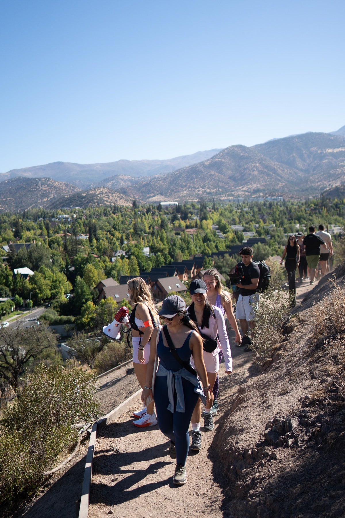 mujeres caminando por el cerro