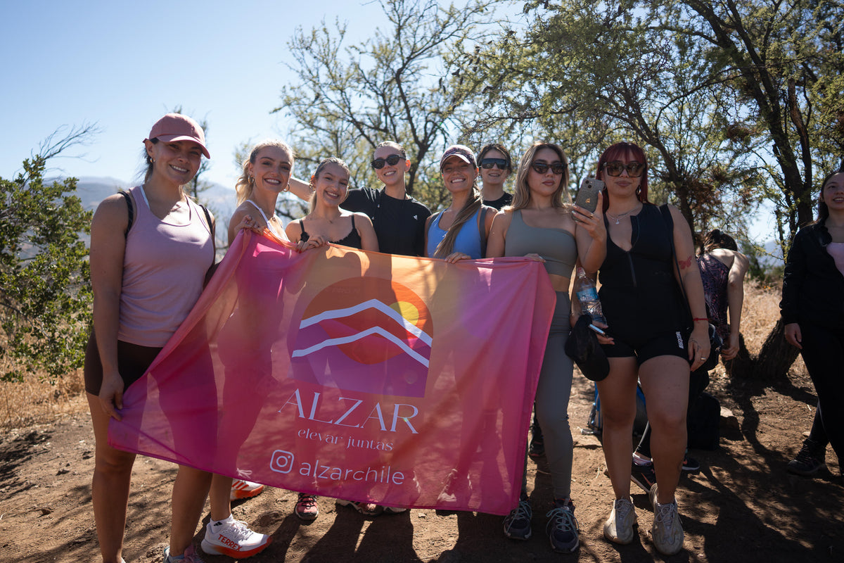 mujeres alzar con bandera