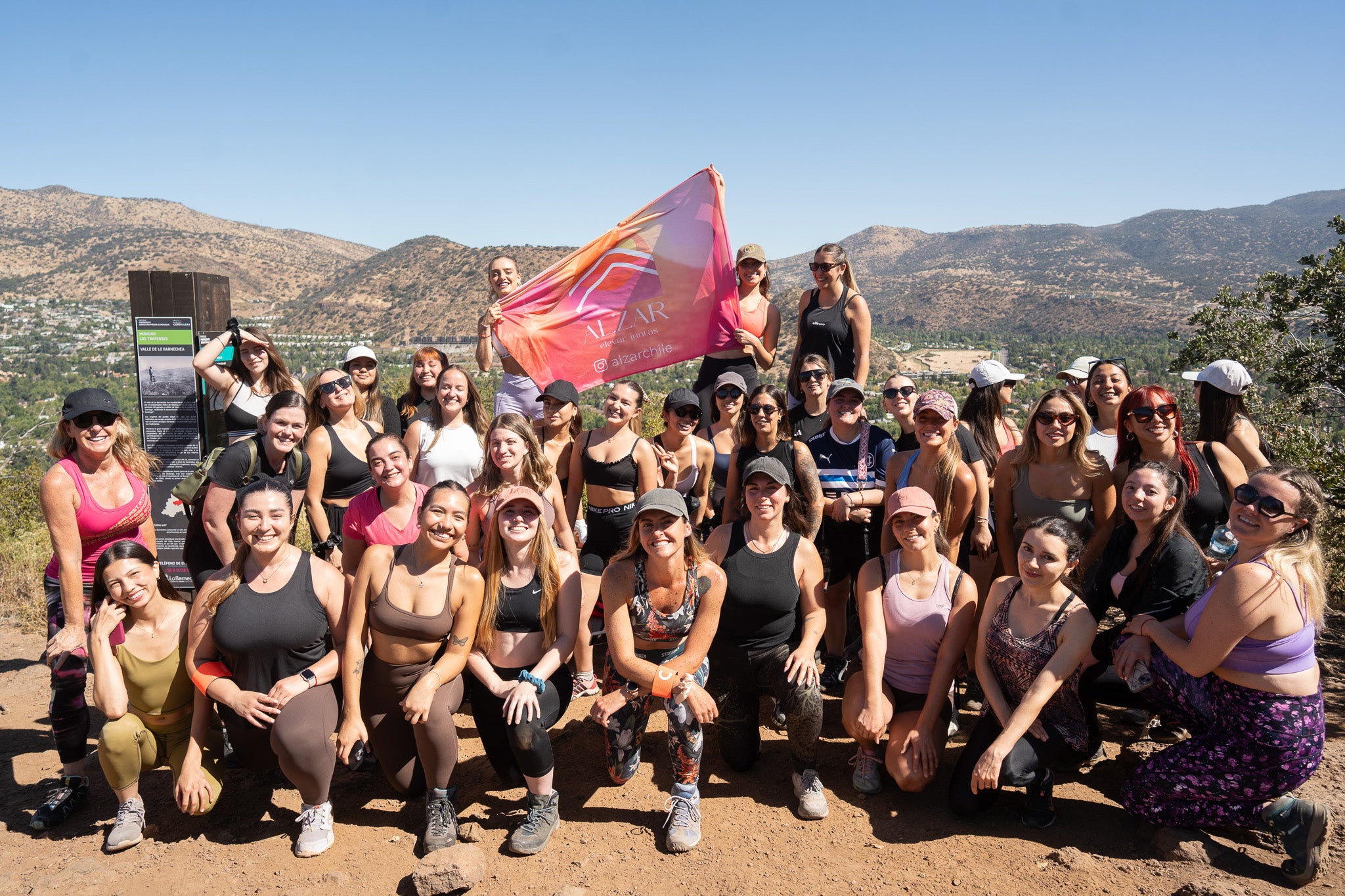 grupo mujeres alzar en cerro 28 febrero