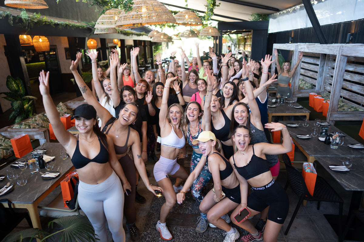 grupo mujeres alzar en gozo bar
