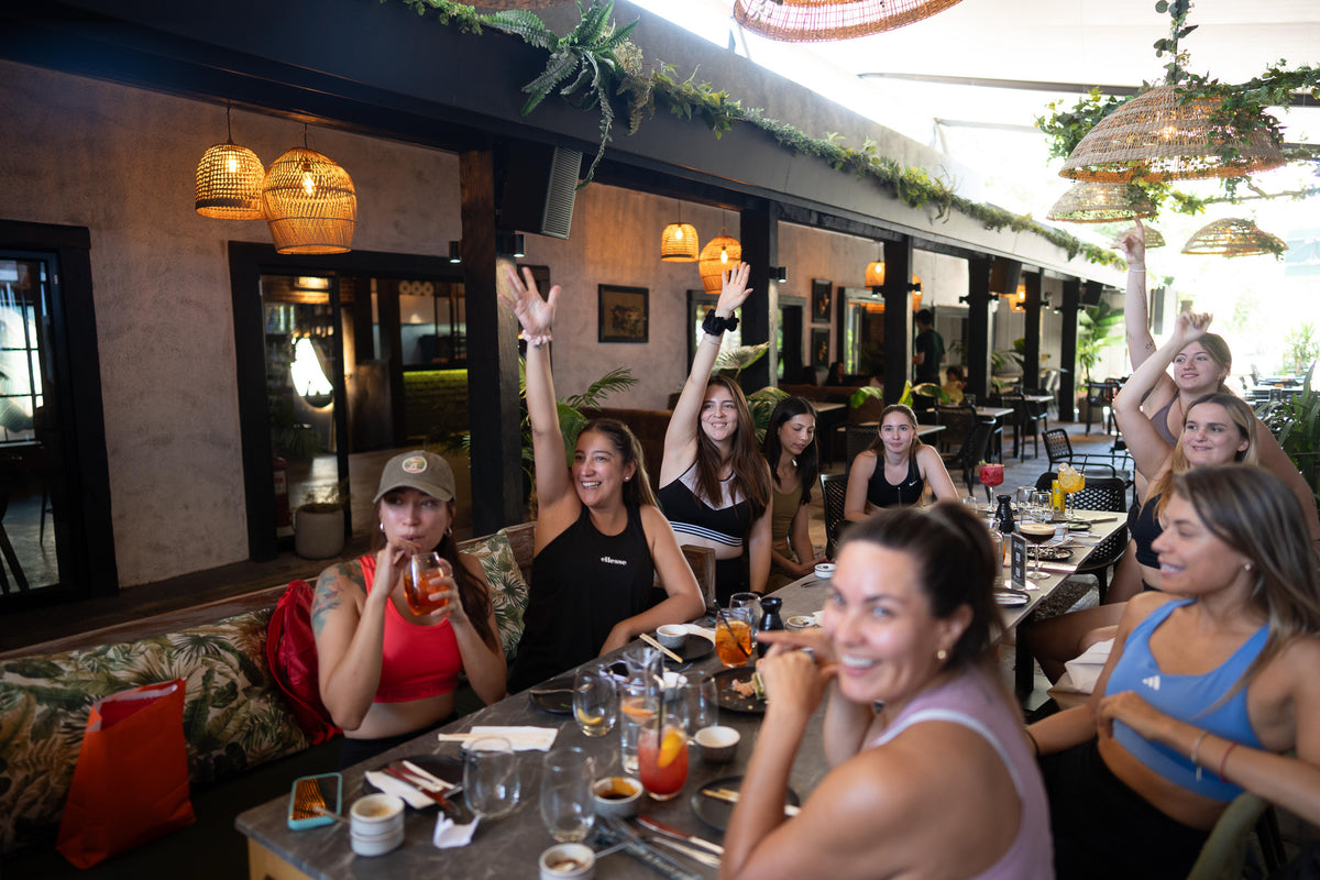 mujeres alzar almorzando en gozo bar
