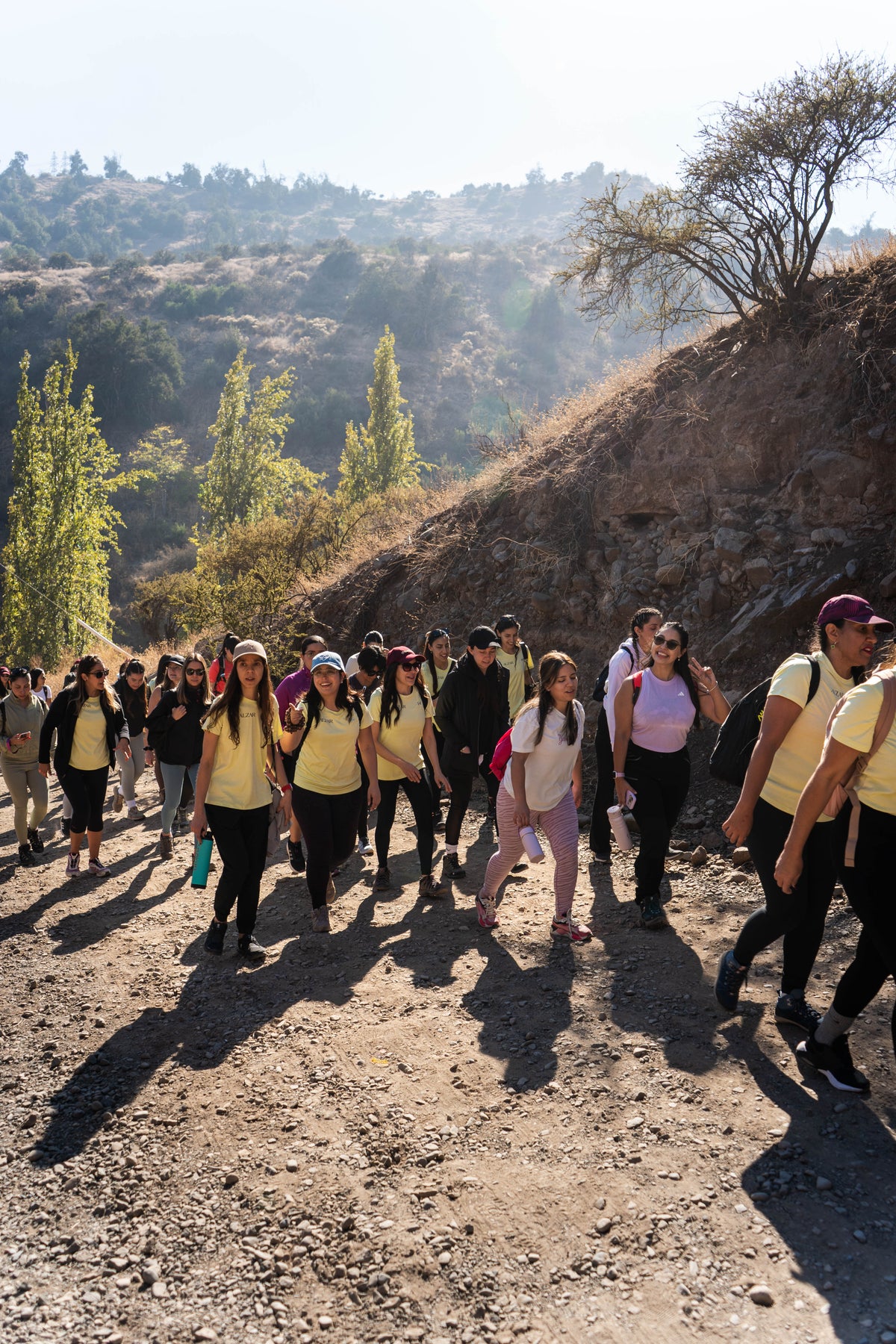 mujeres alzar subiendo el cerro