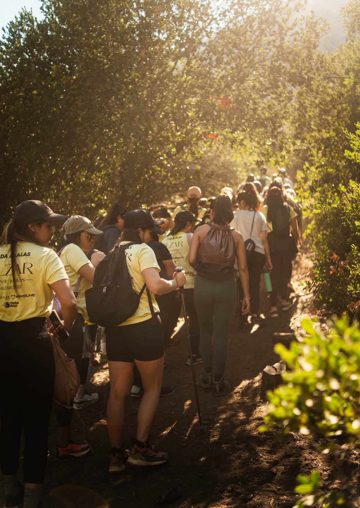 mujeres caminando en grupo