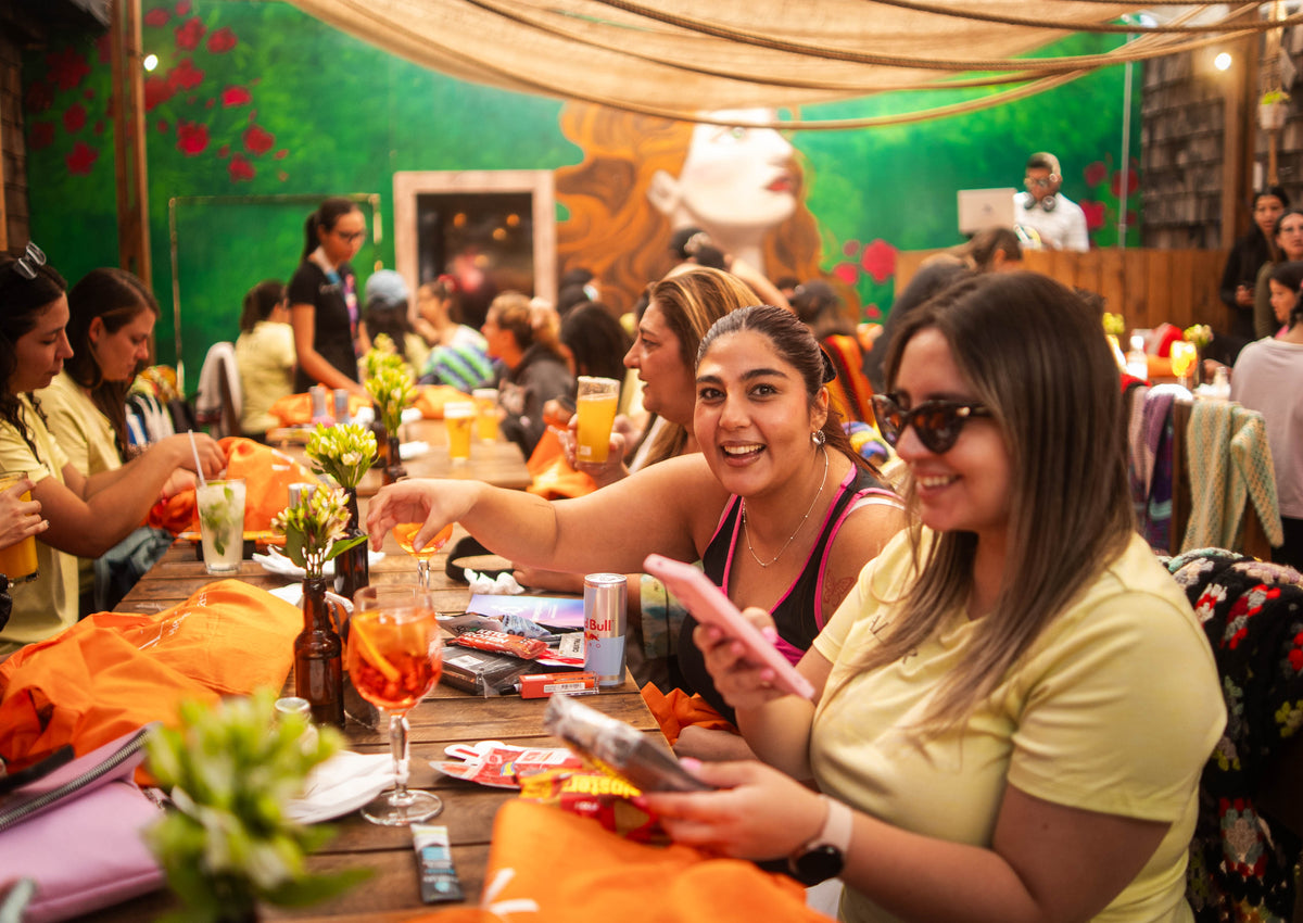 mujeres alzar durante evento bar la virgen