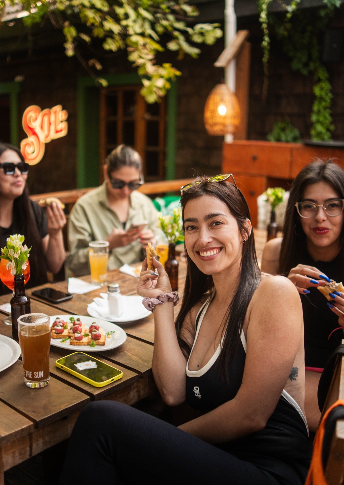 mujer sonriendo evento bar la virgen