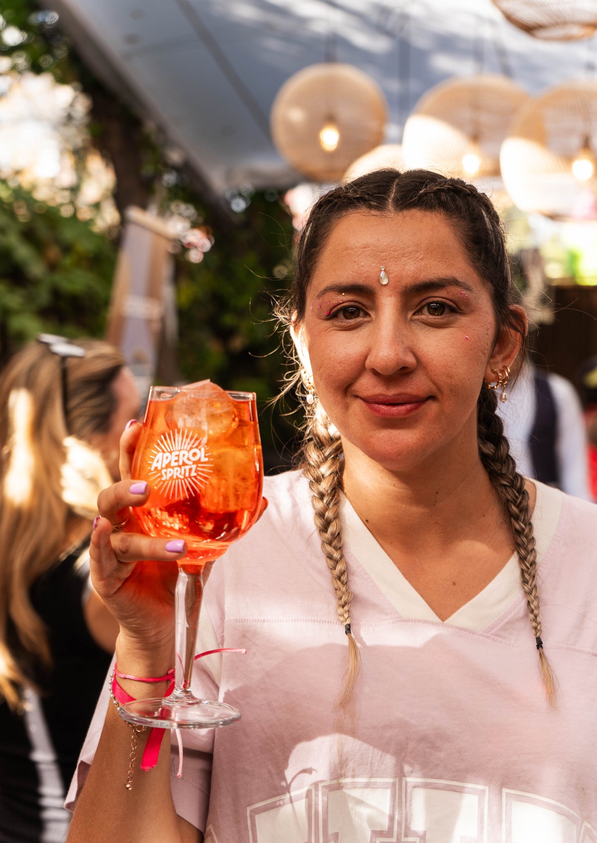 mujer alzar haciendo un salud con aperol chile