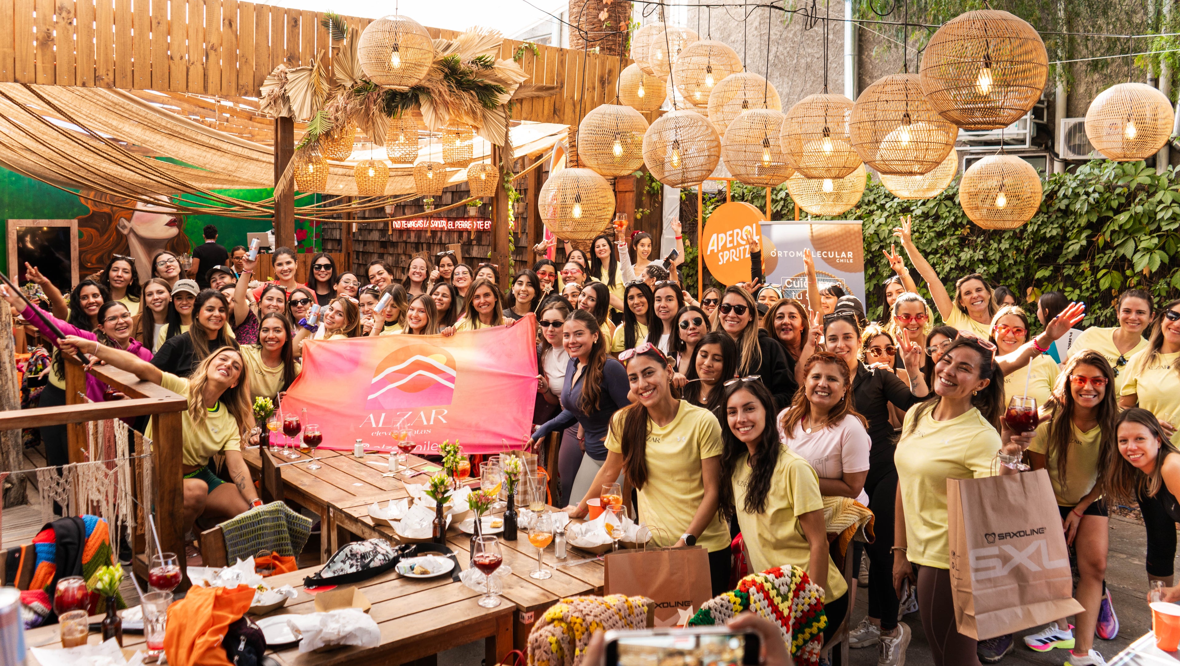 mujeres alzar celebrando en bar la virgen