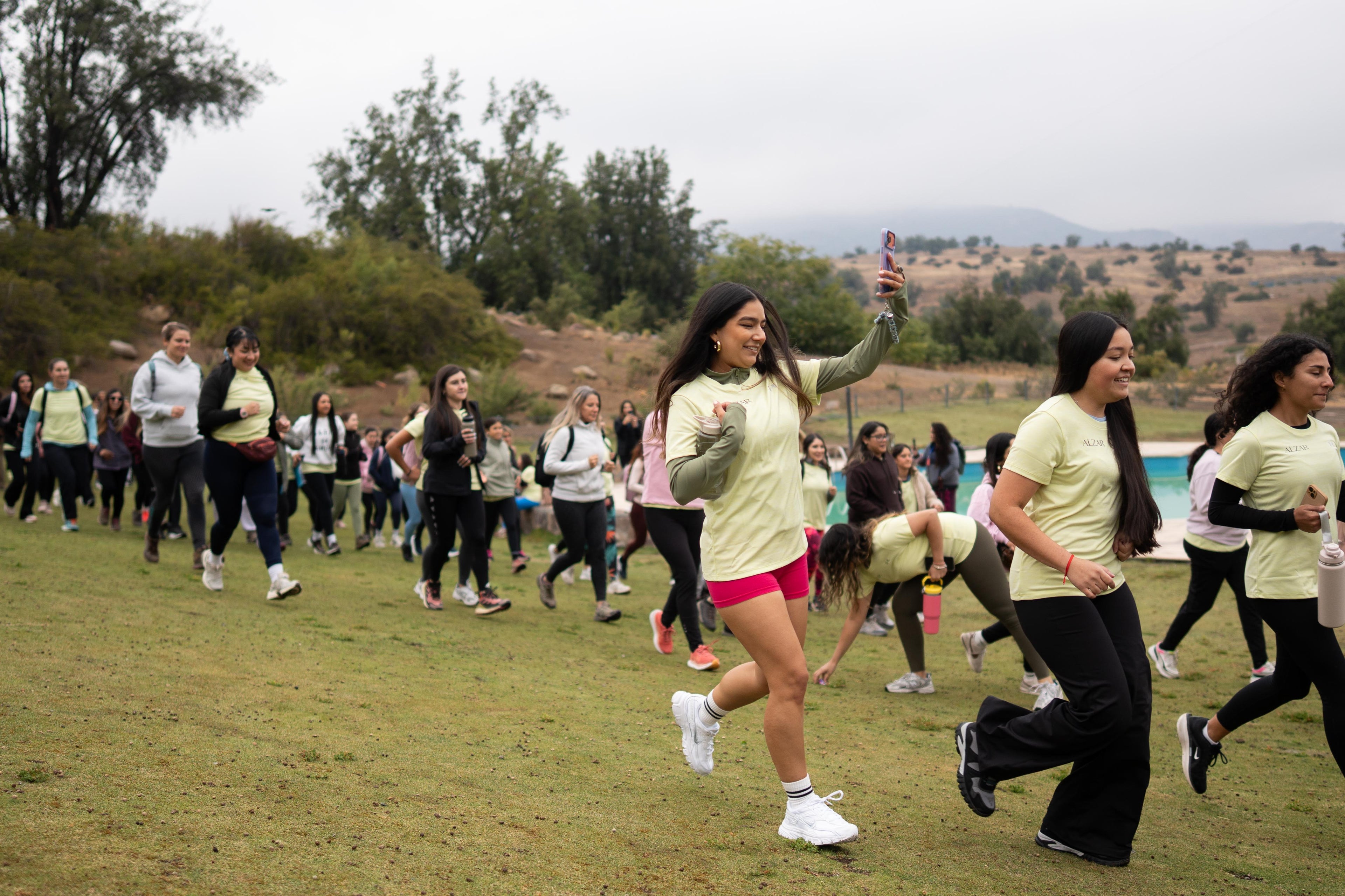 mujeres corriendo en the rise by alzar