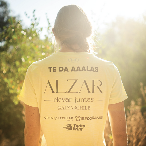 polera alzar por detrás con marcas auspiciadoras