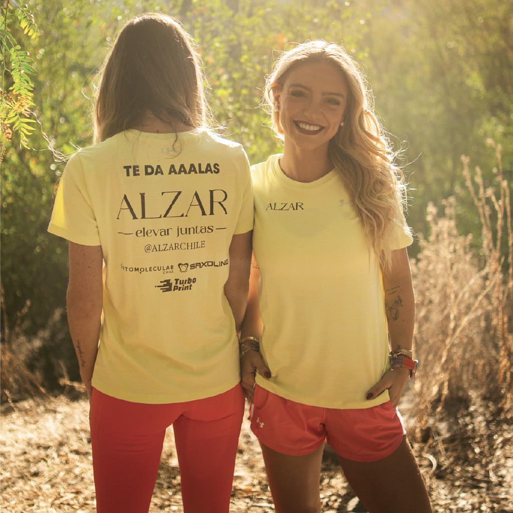 francesca y cate usando polera alzar