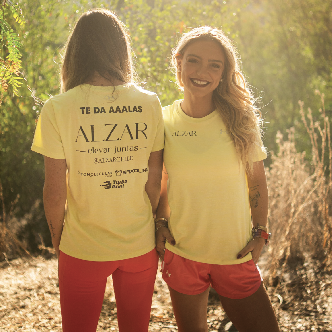 francesca y cate usando polera alzar